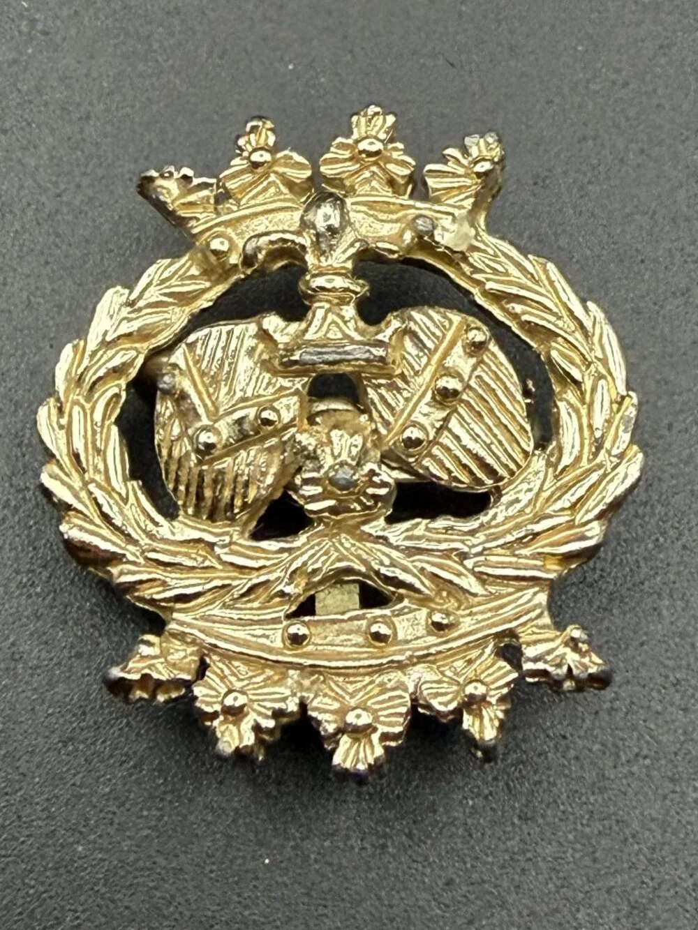 Vintage Gold Tone Crown Laurel Wreath Brooch Pin Heraldic Royal Unsigned